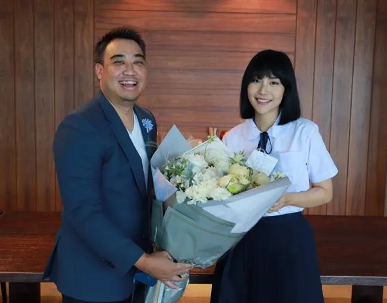 ภาพข่าว: คุณ ภาวิต จิตรกร มอบดอกไม้ให้ “คิทตี้ ชิชา” เปิดซีรีส์ “เด็กใหม่”