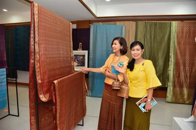 ตระการตาผ้าทอพื้นเมืองจากพระบรมฉายาลักษณ์ และผ้าพื้นถิ่นจากทั่วทุกภูมิภาคในนิทรรศการ “ภูษาราชินี”