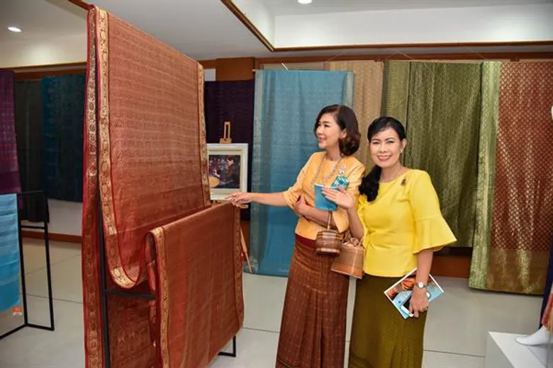 ตระการตาผ้าทอพื้นเมืองจากพระบรมฉายาลักษณ์ และผ้าพื้นถิ่นจากทั่วทุกภูมิภาคในนิทรรศการ “ภูษาราชินี”