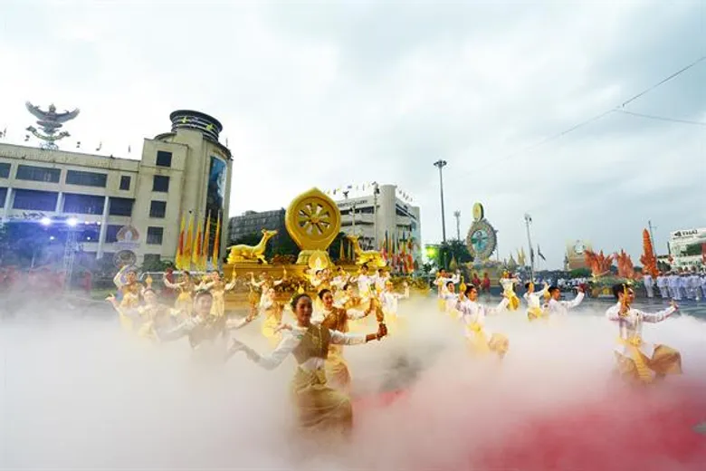 รัฐบาลจัดงานเฉลิมพระเกียรติในหลวง รัชกาลที่ 10 - วันอาสาฬหบูชาและเข้าพรรษา 11 ริ้วขบวน “พระบรมธาตุ พุทธศิลป์ แผ่นดินพระทรงธรรม” อัญเชิญพระบรมสารีริกธาตุ 5 ยุคให้พุทธศาสนิกชนกราบสักการะ 23 - 28 ก.ค. นี้ ณ สนามหลวง