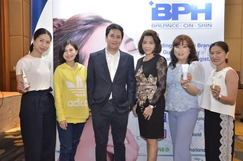 ฮง จียุน (ที่ 2 จากขวา) ผู้บริหารแบรนด์ "...