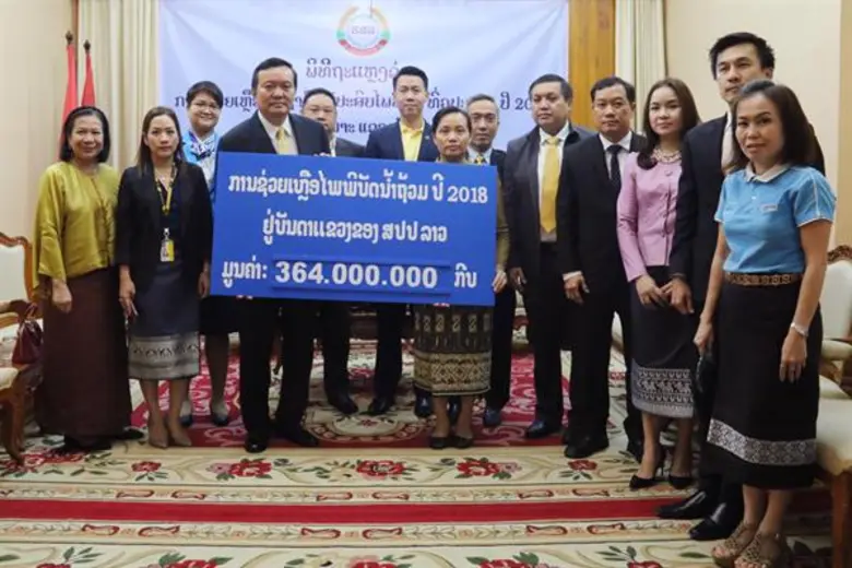นายวิจักษณ์ บำรุงกิจ (แถวหน้า ที่ 4 จากขว...