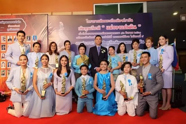 บิ๊กเอ็ม-กฤตฤทธิ์ นำทีมดารานักแสดง เข้ารับรางวัลในโครงการเทิดพระเกียรติองค์ราชันเทิดทูนเกียรติ “แม่ของแผ่นดิน”