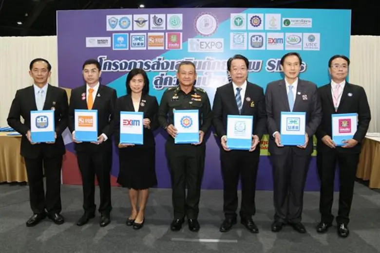 นางวรรธนา มงคลศรี (ที่ 3 จากซ้าย) รองกรรม...