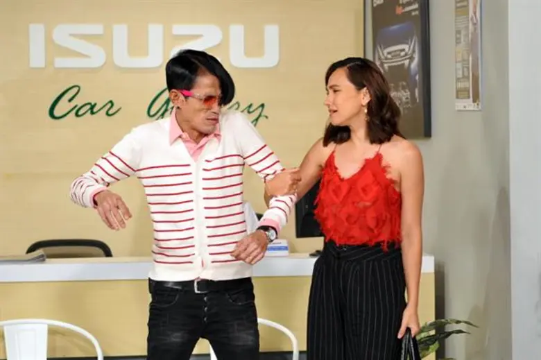 ทีวีไกด์: ซิทคอม “บริษัทฮาไม่จำกัด (มหาชน)”  “เจนสุดา” ตื้อผู้ชาย พร้อมเปย์เงินไม่กลัวหมดตัว!!
