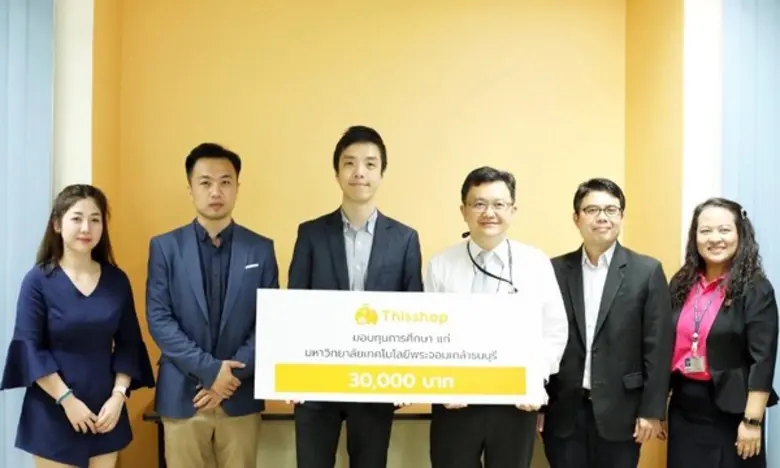คุณจอห์นสัน วู รอง รองประธานบริหาร (ที่สามจากซ้าย) ...