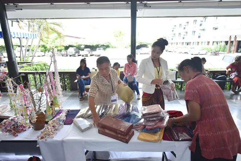 พาณิชย์ขอนแก่น จัดแสดงผ้าทออีสาน ในงาน E-San Fabrics Showcase: Premium Brands Exclusive Design