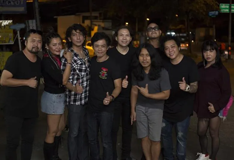 กลุ่มศิลปินสายจิตอาสา ระดับคุณภาพ ร่วมก่อหวอดทำดี ร้องเพลงให้ฟังกันฟรี ๆ บนเวที “ซอยกันเด้อ” ! สร้างเงินทุน 7 หมื่นบาท ช่วยภัยน้ำท่วม สปป.ลาว !
