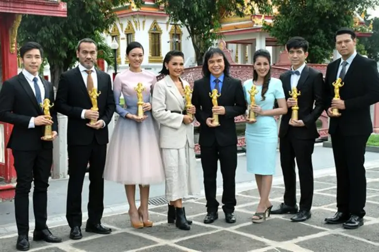ครูสลา คุณวุฒิ นำทีมศิลปินแกรมมี่ ได้แก่ ...