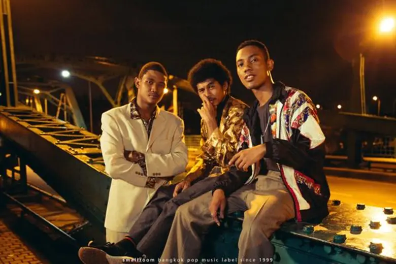 “POLYCAT” กลับมาสร้างปรากฏการณ์ทางดนตรีอีกครั้ง ส่งเพลง “อาวรณ์” ซิงเกิลแรกจากอัลบัม 3 พร้อมMVบอยแบนด์ผิวสีแบบย้อนยุค!