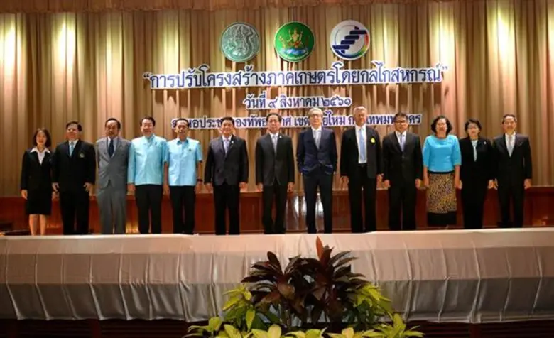 นายสมคิค จาตุศรีพิทักษ์ รองนายกรัฐมนตรี เ...