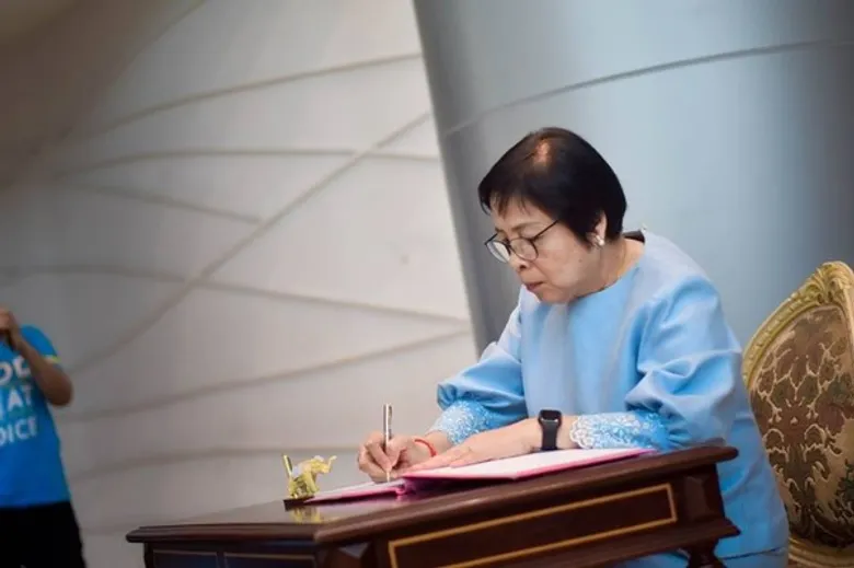 ชาว ม.ศรีปทุมร่วมพสกนิกรถวายพระพรเฉลิมพระชนมพรรษา 86 พรรษา