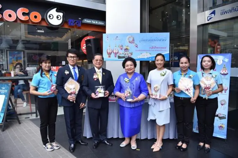 พลตรีหญิง คุณหญิง อัสนีย์ เสาวภาพ (ที่ 4 ...