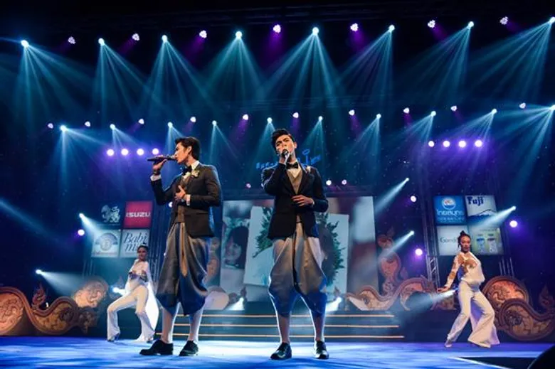 3 หนุ่มสุดฮอต เกรท-เต้ย-บอม นำทีมศิลปินดาราควงคุณแม่ ขึ้นร้องเพลงร่วมกันครั้งแรกบนเวทีคอนเสิร์ตคิดถึงแม่ครั้งที่ 21