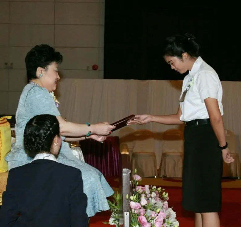 "ลิ้ว" บัณฑิตสาวป้ายแดงว่าที่ "ครู" จากเม...
