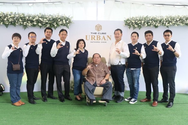 นายภูมินทร์ ปิยะวานิชย์ (ยืนที่ 4 จากขวา)...