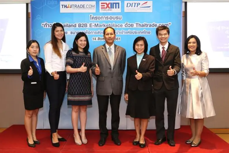 นางวรรธนา มงคลศรี (ที่ 3 จากขวา) รองกรรมก...