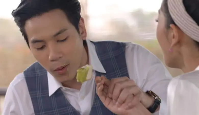 “เจษ” อ้อน “เพลงขวัญ” ป้อนขนมโชว์กลางตลาด
