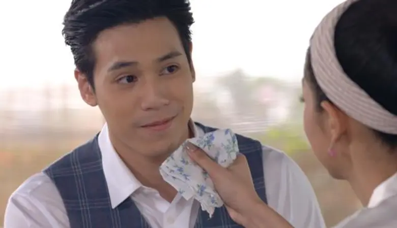 “เจษ” อ้อน “เพลงขวัญ” ป้อนขนมโชว์กลางตลาด