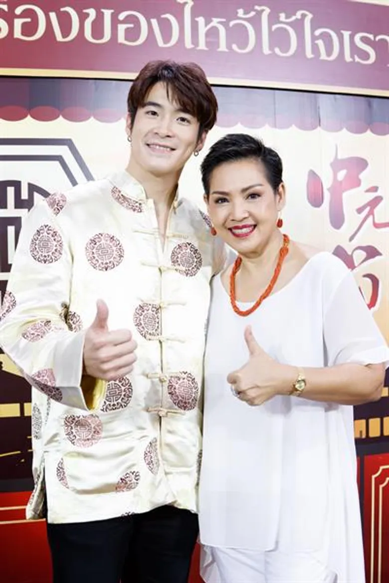 “อาเล็ก ธีรเดช” ควง “เชฟป้อม” เข้าครัวโชว์เมนูเสริมเฮง