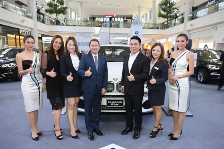 นายราล์ฟ บิสซินเก้อร์ (ที่ 4 จากซ้าย) รอง...