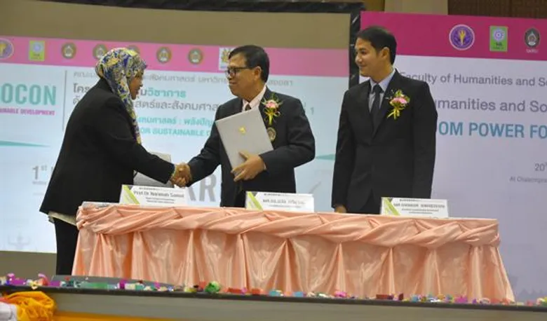 มรภ.สงขลา โชว์พลัง 'มนุษย์มด’ จัดยิ่งใหญ่มนุษยศาสตร์ฯ วิชาการ ผนึก ม.ซายน์ มาเลเซีย แลกเปลี่ยนหลักสูตรการสอน ส่งเสริมงานวิจัย