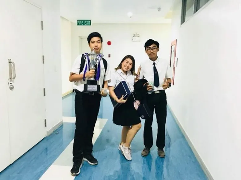 เด็กเก่ง! นิเทศฯ ม.ศรีปทุม เจ้าของคลิปสั้น ถ้วยพระราชทาน สมเด็จพระเทพรัตนราชสุดาฯ ให้สัมภาษณ์สดในรายการ พบหมอ รามา สถานีโทรทัศน์ RAMA CHANEL ช่อง True ๔๒