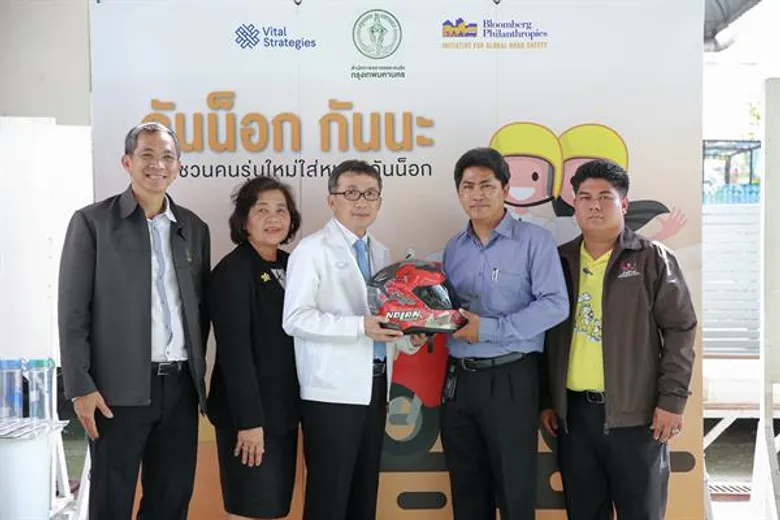 สำนักการจราจรและขนส่ง กรุงเทพมหานคร จัดกิจกรรม “กันน็อก กันนะ” รณรงค์สวมหมวกกันน็อก 100 %