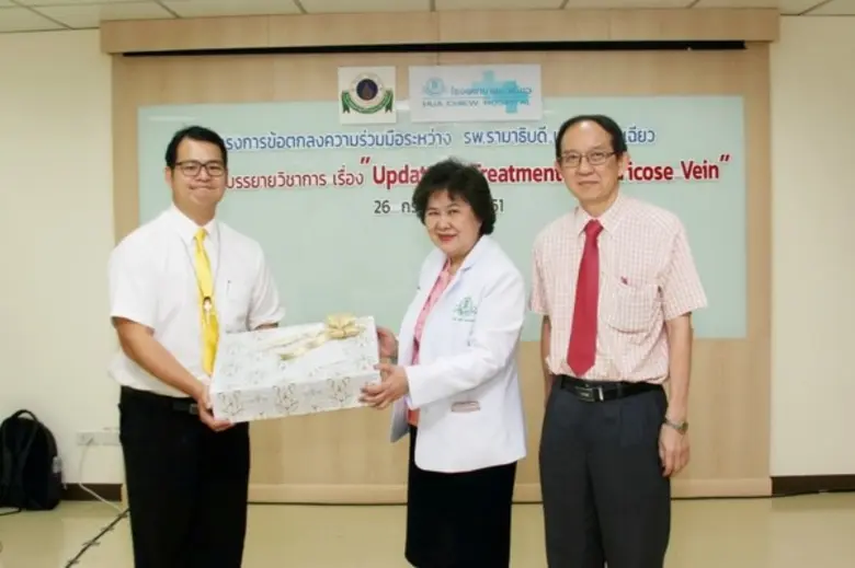 พญ.เบญจมาศ วณีสอน (ขวา) ผู้อำนวยการด้านกา...