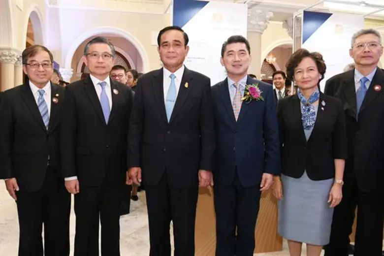 พลเอกประยุทธ์ จันทร์โอชา นายกรัฐมนตรี มอบ...