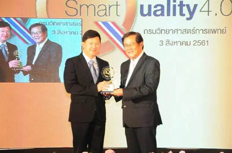 น.ท.นพ.จักรพงศ์ ไพบูลย์ (คนซ้าย) รองประธา...