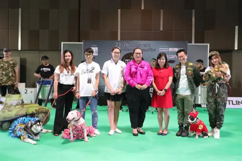 นางสาว ดารณี ทองประชุม (คนที่ 4 จากซ้าย) ผู้จัดการก...