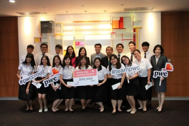 รองศาสตราจารย์ ดร.พิภพ อุดร คณบดี คณะพาณิ...