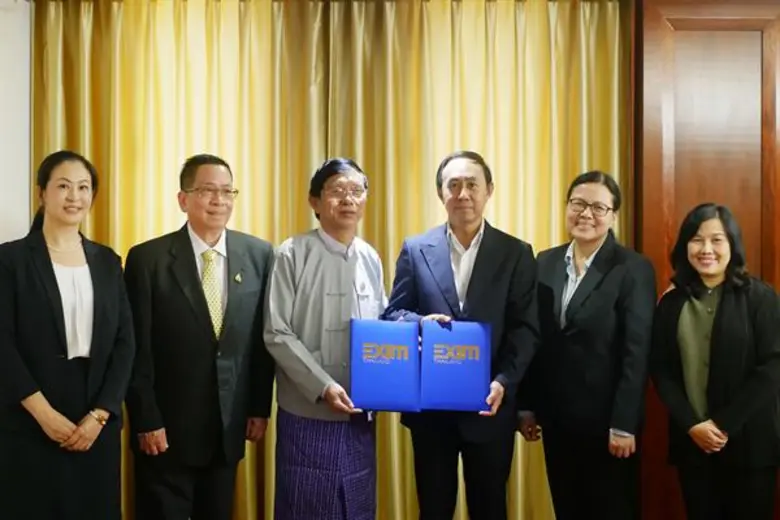 นายพิศิษฐ์ เสรีวิวัฒนา (ที่ 3 จากขวา) กรรมการผู้จัด...