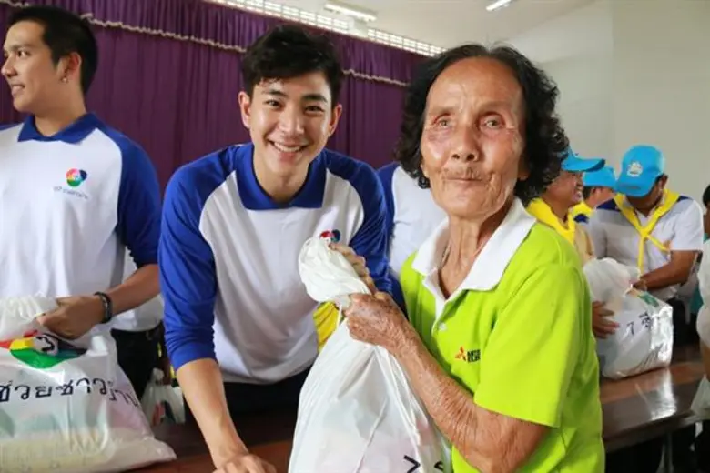 “7 สี ช่วยชาวบ้าน” นำ “บิ๊ก-อ้น” สร้างรอยยิ้มพร้อมให้กำลังใจพี่น้องผู้ประสบอุทกภัย จ.น่าน