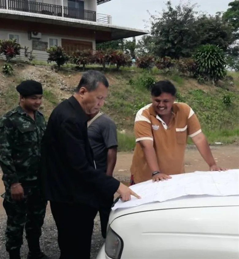 หัวหน้าผู้ตรวจราชการ ส.ป.ก. ตรวจพื้นที่ยึดคืนตามคำสั่งคสช.ที่36/2559 และตรวจเยี่ยมทหารผู้ปฏิบัติงานและเจ้าหน้าที่ช่างรังวัดที่ดิน ส.ป.ก. ณ แปลงที่ดิน No.83 ตำบลหงษ์ อำเภอท่าแซะ จังหวัดชุมพร