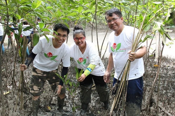 นางสาววันทนี แสงอุทัย (กลาง) รองประธานกรร...