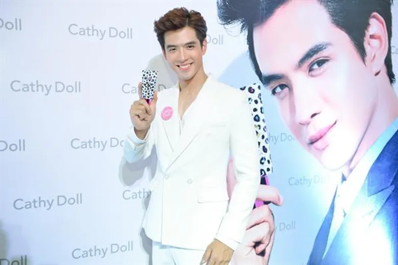 “เคที่ดอลล์” ตอกย้ำความแรง สามีแห่งชาติ คว้าตัวพระเอกแห่งปี “ฟิล์ม-ธนภัทร” พรีเซนเตอร์คนใหม่ล่าสุดของ “Cathy Doll CC Cream”
