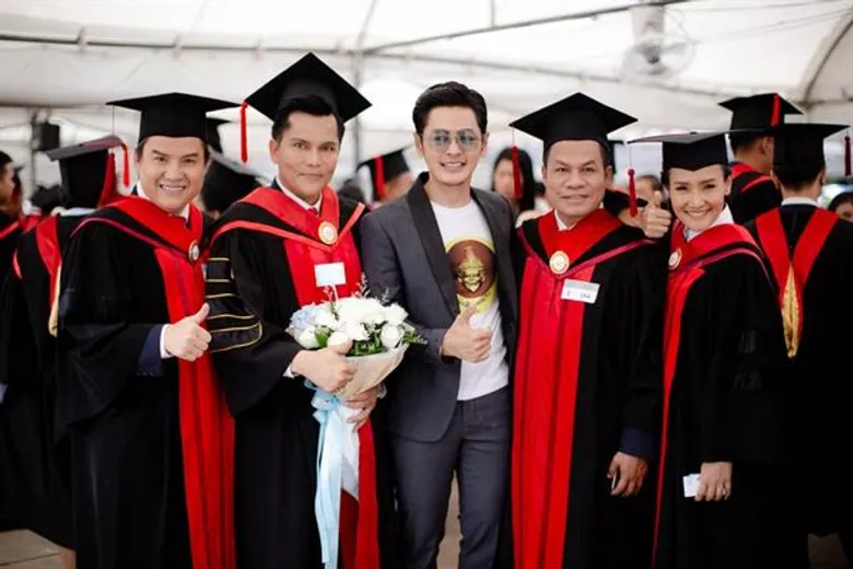 ข่าวซุบซิบ: ชายแฮ็คส์ วโรดม ปลื้มสุด!! รับปริญญาดุษฎีบัณฑิต พี่ๆ น้องๆ นักแสดงร่วมแสดงความยินดีเพียบ