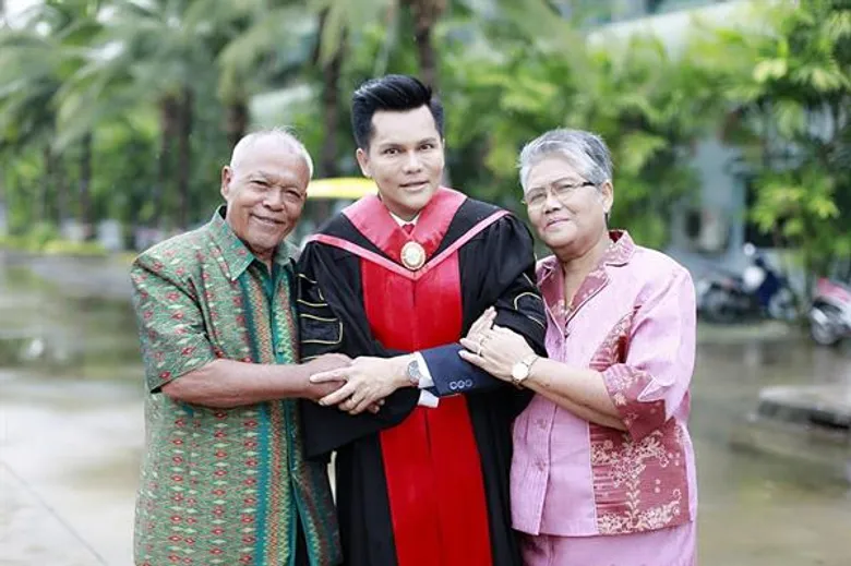 ข่าวซุบซิบ: ชายแฮ็คส์ วโรดม ปลื้มสุด!! รับปริญญาดุษฎีบัณฑิต พี่ๆ น้องๆ นักแสดงร่วมแสดงความยินดีเพียบ