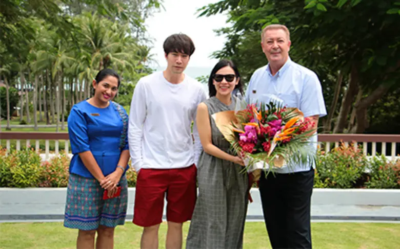 ยินดีต้อนรับดีเจชื่อดังคุณต้นหอม-ศกุนตลาและนักแสดงผู้มากความสามารถคุณซัน-ประชากร