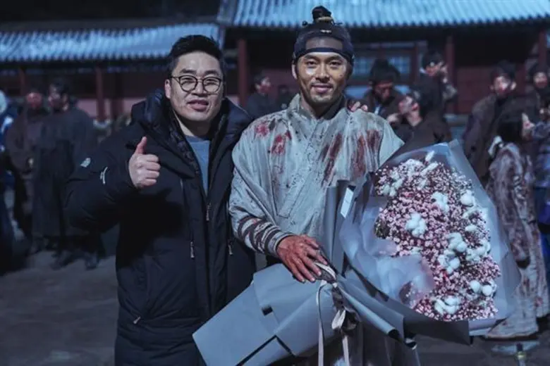 Movie Guide: สองใบปิดแรก “RAMPANT” พล็อตตะลึง กลียุคซอมบี้! บุกอาณาจักรโบราณ ปฏิวัติโปรเจคต์สยอง-พีเรียดฟอร์มยักษ์เกาหลี จ้องอาละวาดทั้งเอเชีย