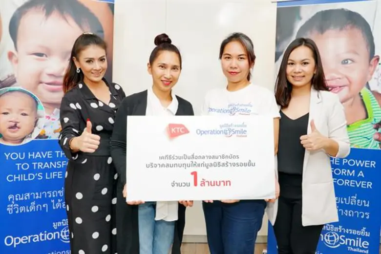 นางสาวสิรีรัตน์ คอวนิช (ซ้าย) ผู้อำนวยการ ธุรกิจบัต...