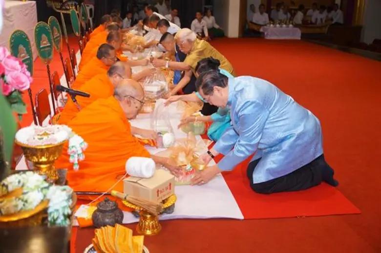 ศิลปินนักแสดงหลากรุ่นเข้าร่วมพิธีอันเป็นสิริมงคล พิธีไหว้ครูและครอบครูโขน-ละคอน ประจำปี 2561 ณ โรงมหรสพหลวงศาลาเฉลิมกรุง