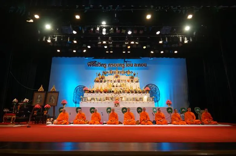 ศิลปินนักแสดงหลากรุ่นเข้าร่วมพิธีอันเป็นสิริมงคล พิธีไหว้ครูและครอบครูโขน-ละคอน ประจำปี 2561 ณ โรงมหรสพหลวงศาลาเฉลิมกรุง