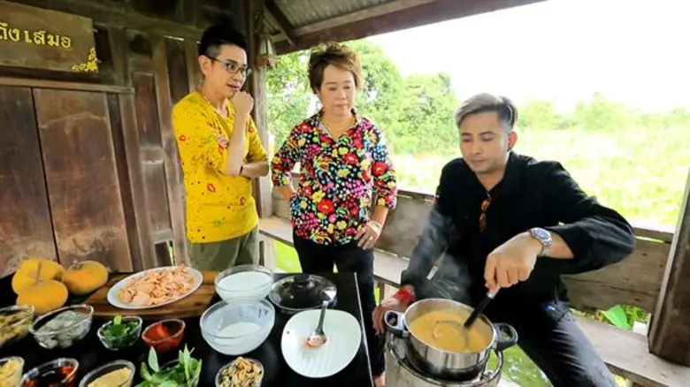 ทีวีไกด์: รายการ “ครัวลั่นทุ่ง” “บอล เชิญยิ้ม” สวมวิญญาณ “พ่อครัวหัวป่าก์” คว้าตะหลิวปรุง เมนู “กระท้อนทรงเครื่อง”