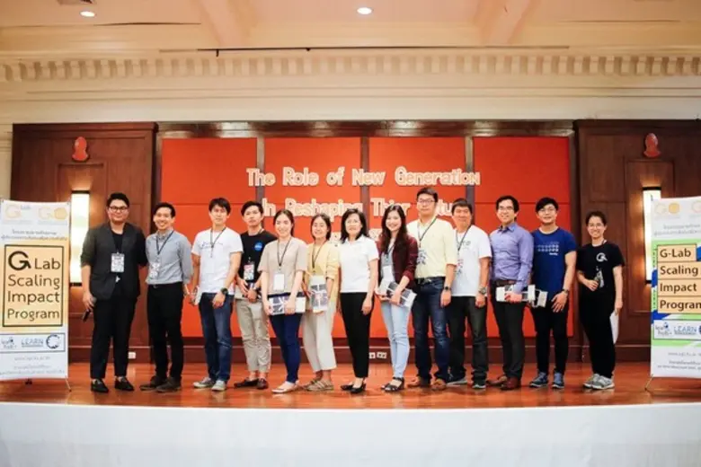 รศ.ดร.นันทวรรณ วิจิตรวาทการ (กลาง) คณบดีว...