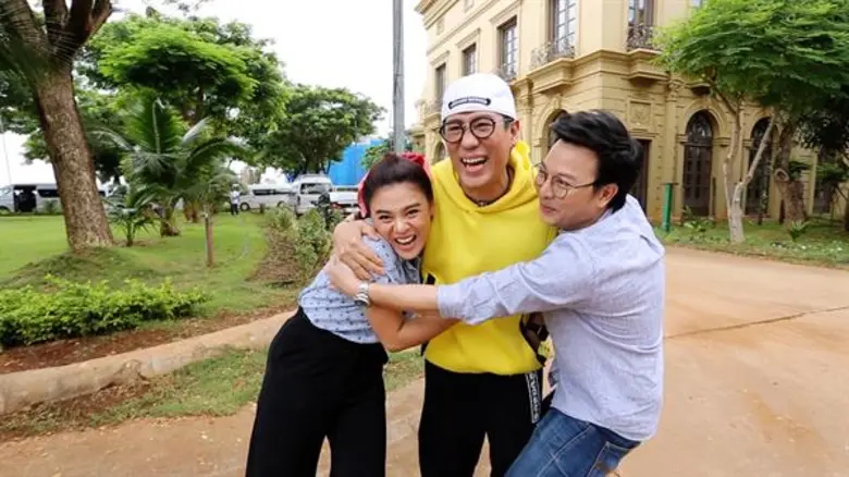 ทีวีไกด์: รายการ “เหย้าเยือนเพื่อนกัน” “พี่เบิร์ด-ธงไชย” พาเที่ยวลาว!! เยือนบ้านสุดหรู “แม่ดาว-บุญเฮือง”