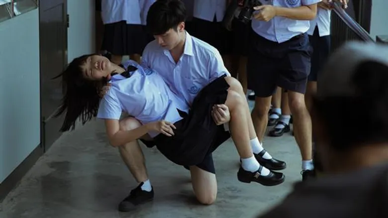 คลั่งการถูกกด Like ในโซเชียลเป็นเหตุ “แนนโน๊ะ” โดนไม้ตีตกดาดฟ้า!! ตายไม่ตาย มารอชมกันในซีรีส์ “เด็กใหม่” 5 ก.ย. นี้ ทางช่อง GMM25