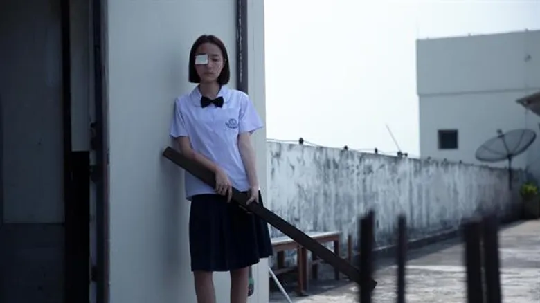 คลั่งการถูกกด Like ในโซเชียลเป็นเหตุ “แนนโน๊ะ” โดนไม้ตีตกดาดฟ้า!! ตายไม่ตาย มารอชมกันในซีรีส์ “เด็กใหม่” 5 ก.ย. นี้ ทางช่อง GMM25